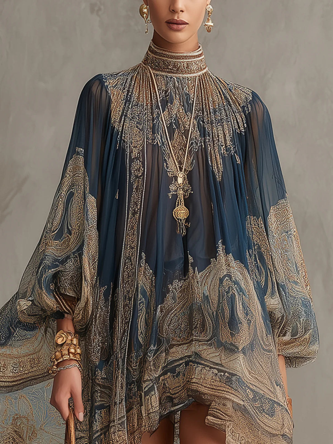 Octavia™ | Abito Mini in Chiffon Barocco con Collo Alto