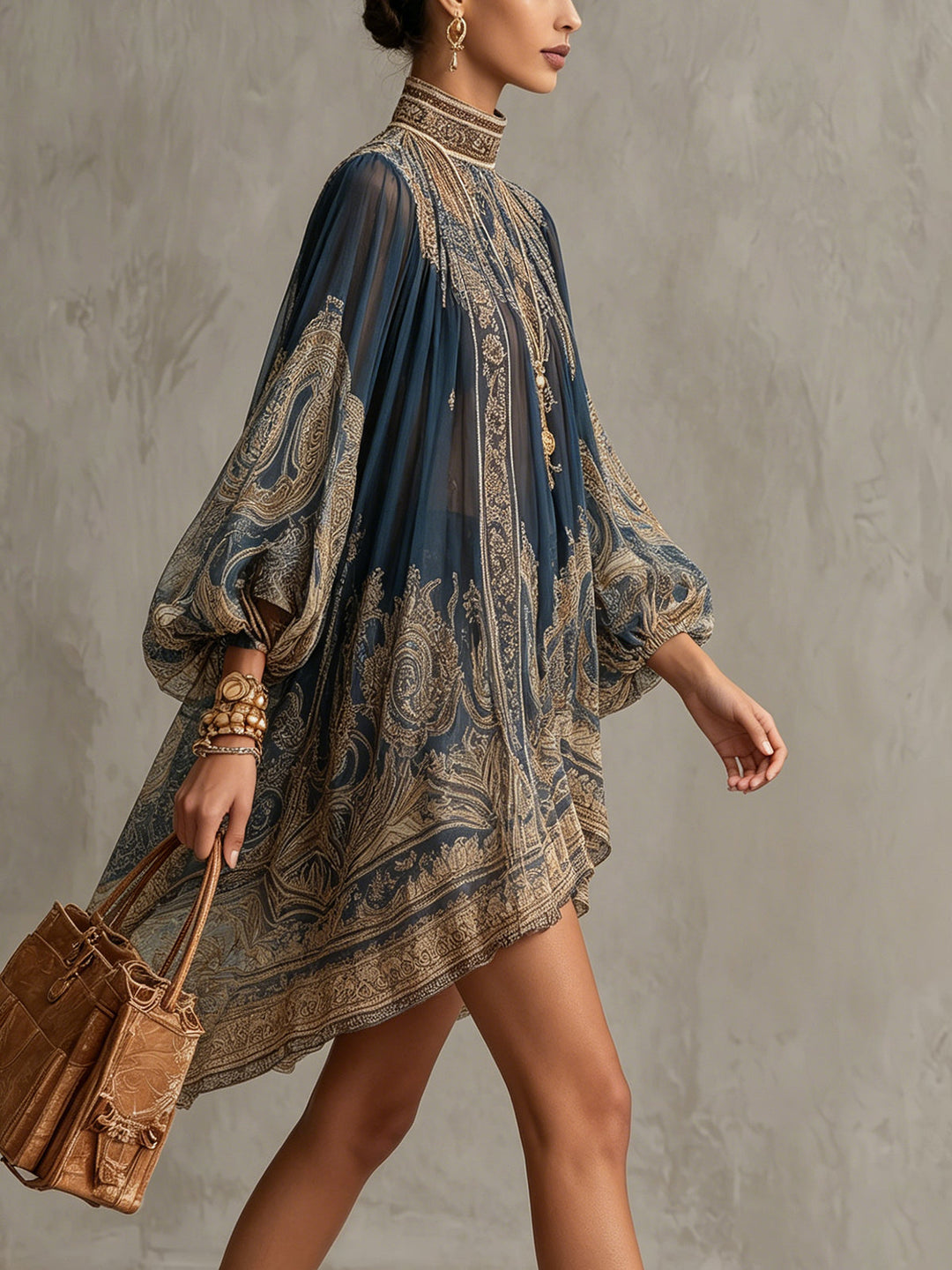 Octavia™ | Abito Mini in Chiffon Barocco con Collo Alto